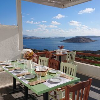 Στην Αρακλειά για τυρολουκουμάδες με γραβιέρα Νάξου και προβάτσες με κεφτεδάκια