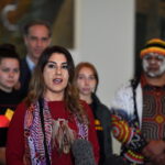 Αυστραλία: Aυτόχθων γερουσιαστής παραφράζει τον όρκο στη βασίλισσα Ελισάβετ, χαρακτηρίζοντάς την αποικιοκράτισσα [ΒΙΝΤΕΟ]