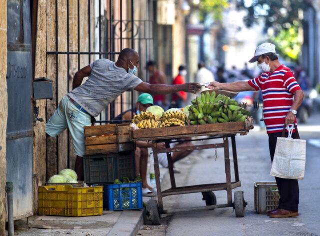 Η Κούβα θα αρχίσει να πουλά δολάρια στους πολίτες της