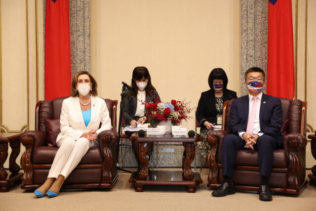 H Kίνα καλεί τις ΗΠΑ να δώσουν εξηγήσεις για την επίσκεψη Πελόζι στην Ταϊβάν