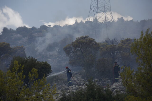 Καλύτερη εικόνα παρουσιάζει η πυρκαγιά στον Λουτρόπυργο Νέας Περάμου