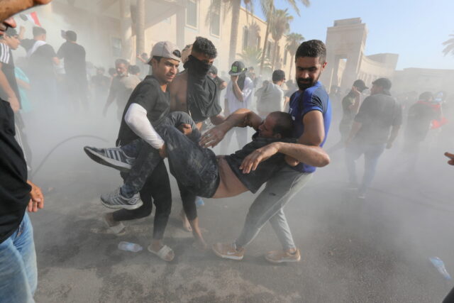 Ταραχές στο Ιράκ: Τους 23 έχουν φτάσει οι νεκροί, ενώ αναζωπυρώνονται οι συγκρούσεις στη Βαγδάτη