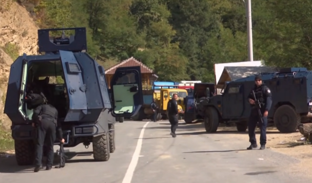Απομακρύνονται τα οδοφράγματα των Σέρβων στο βόρειο Κόσοβο