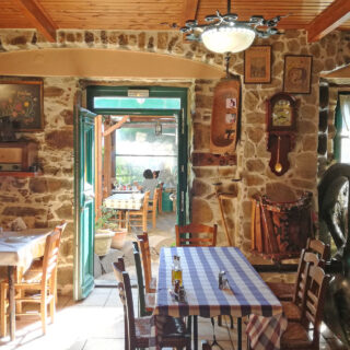 Αν βρεθείς στη Χίο, να φας στη Φάμπρικα που μοιάζει με μουσείο λαϊκής τέχνης