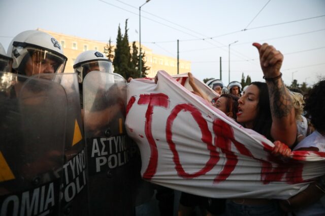 Μετά την πορεία κατά των βιασμών τα ΜΑΤ εμποδίζουν και διαμαρτυρία κατά των γυναικοκτονιών [ΒΙΝΤΕΟ]