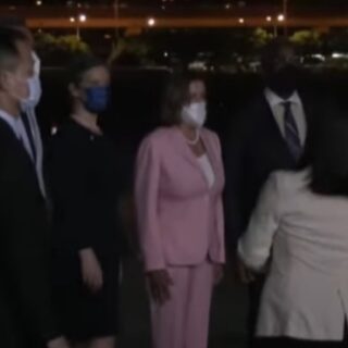 Έφτασε στην Ταϊβάν η Πελόζι, παρά τις απειλές