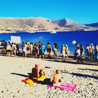 Ξαπλώστρες στο κύμα: Οι Παριανοί ενάντια στις παράνομες καταλήψεις των παραλιών τους