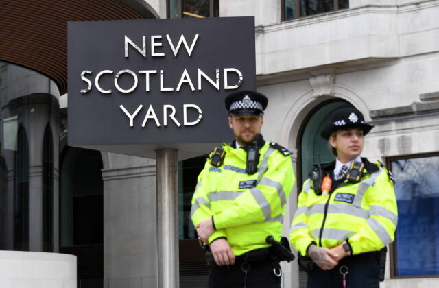 Λονδίνο: Αστυνομικοί γδύνουν ανήλικους Αφροαμερικανούς