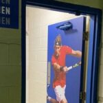 Αντιδράσεις προκαλεί η φωτογραφία του Στέφανου Τσιτσιπά στις τουαλέτες του τουρνουά της Ουάσιγκτον