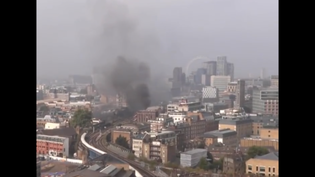 Συναγερμός στο Λονδίνο – Φωτιά σε σιδηροδρομική γέφυρα