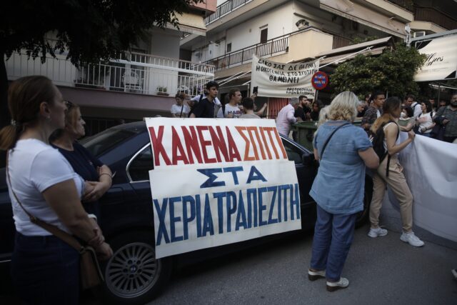 Λαμία: 56χρονη κατέρρευσε όταν το σπίτι της βγήκε σε πλειστηριασμό – Νοσηλεύεται σε ΜΕΘ