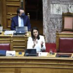 Δεν θα συμμορφωθεί η Κεραμέως με την απόφαση της Αρχής Προστασίας Δεδομένων για την απαλλαγή από τα θρησκευτικά