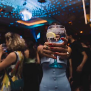 Με την εντυπωσιακή φετινή ART ATHINA, τα πιο ξεχωριστά gallery openings κι ένα μεγάλο art party ξεκίνησε το ART MONTH του Bombay Sapphire premium gin