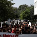 Επεισόδια μπροστά από τη ΣΘΕ στο ΑΠΘ – Γκλομπ και χημικά από τα ΜΑΤ κατά των φοιτητών [ΒΙΝΤΕΟ]