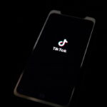 TikTok: Απαγορεύτηκε και στα υπηρεσιακά τηλέφωνα των Βρετανών