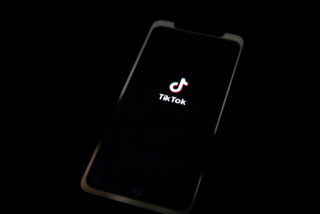 TikTok: Κινδυνεύει με πρόστιμο 27 εκατ. για έκθεση προσωπικών δεδομένων ανηλίκων
