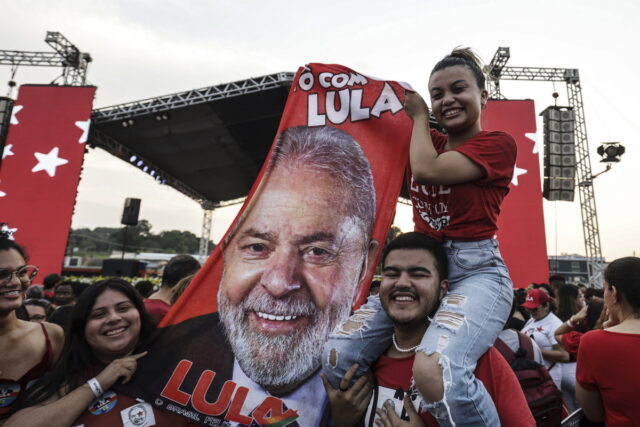 Ο Λούλα προηγείται κατά πολύ του ακροδεξιού Μπολσονάρου στις δημοσκοπήσεις ενόψει των προεδρικών εκλογών στη Βραζιλία
