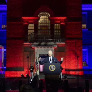 Ο Joe Biden «πήρε τα όπλα» εναντίον του Trump και των οπαδών του