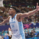 «Είναι ο Έλληνας Θεός»: Η FIBA αποθεώνει τον Γιάννη Αντετοκούνμπο