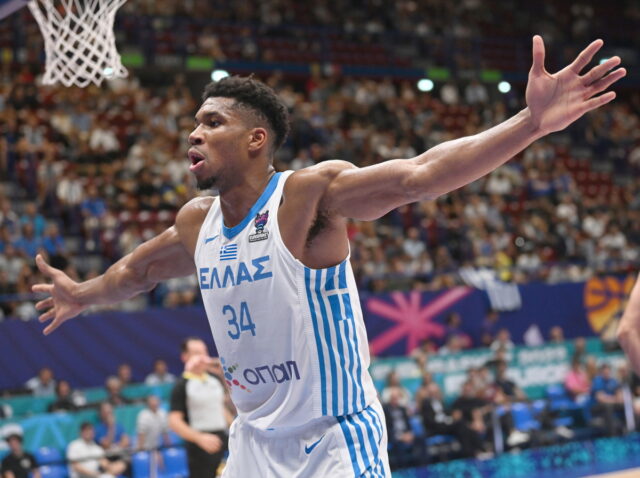 «Είναι ο Έλληνας Θεός»: Η FIBA αποθεώνει τον Γιάννη Αντετοκούνμπο