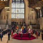 Βασίλισσα Ελισάβετ: Φρουρός λιποθύμησε από την εξάντληση δίπλα στο φέρετρό της [BINTEO]