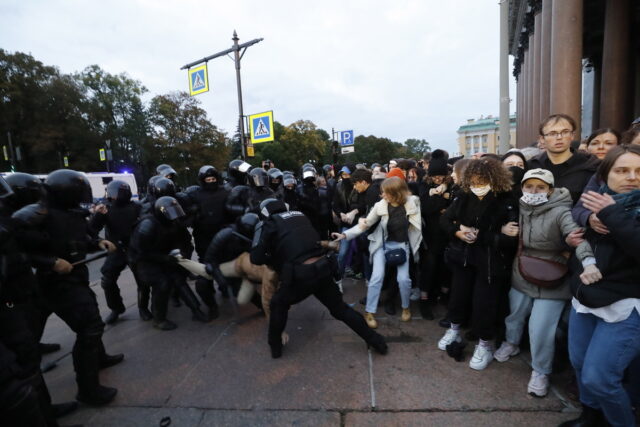Ρωσία: Μαζικές συλλήψεις και βία σε διαδηλώσεις κατά της επιστράτευσης