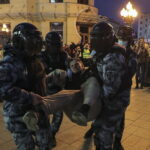 Στο μέτωπο ή στη φυλακή: Οι δύο επιλογές που αντιμετωπίζουν οι Ρώσοι διαδηλωτές κατά της επιστράτευσης που συλλαμβάνονται