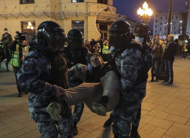 Στο μέτωπο ή στη φυλακή: Οι δύο επιλογές που αντιμετωπίζουν οι Ρώσοι διαδηλωτές κατά της επιστράτευσης που συλλαμβάνονται