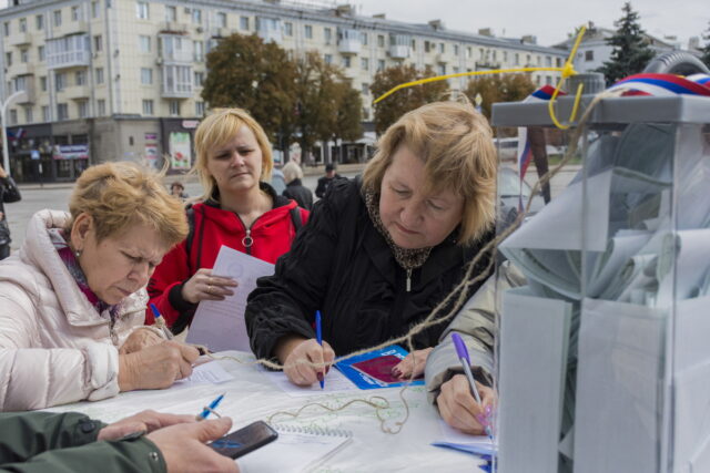 Ουκρανία: Ολοκληρώνονται τα δημοψηφίσματα για την προσάρτηση τεσσάρων περιφερειών στη Ρωσία