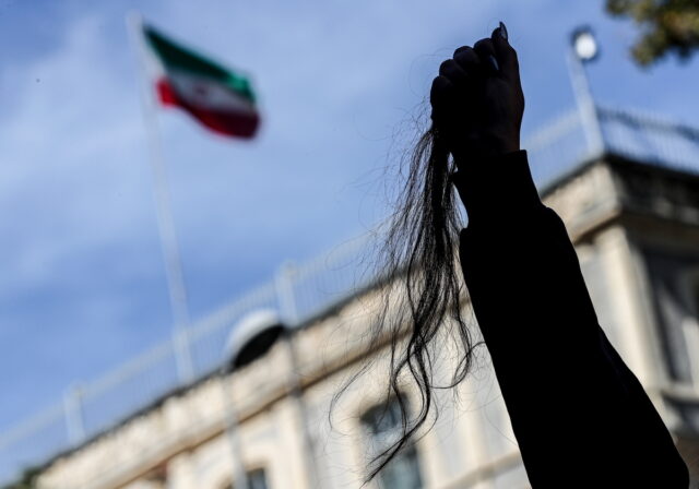 Ιράν: Έρευνα για τον θάνατο έφηβης που συμμετείχε στις διαδηλώσεις