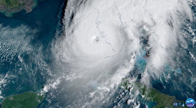Ο κυκλώνας Ίαν πλήττει τη Φλόριντα με καταστροφική μανία [BINTEO]