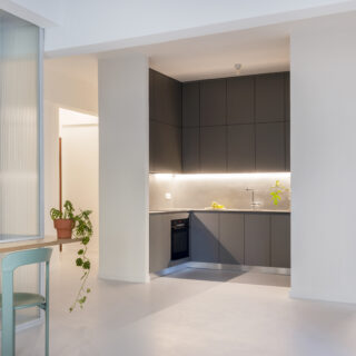 Ένα δυάρι στο κέντρο της Αθήνας μεταμορφώθηκε σε φωτεινό καταφύγιο για έναν νεαρό μουσικό και την κόρη του