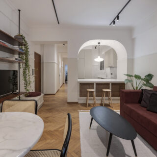 Στην πολυσύχναστη Διδότου ένα γραφείο του ’70 μεταμορφώθηκε σε καλαίσθητο διαμέρισμα