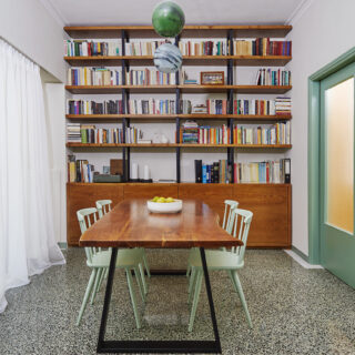 Μια κατοικία στα Πετράλωνα, εμπνευσμένη από την παλέτα του Wes Anderson