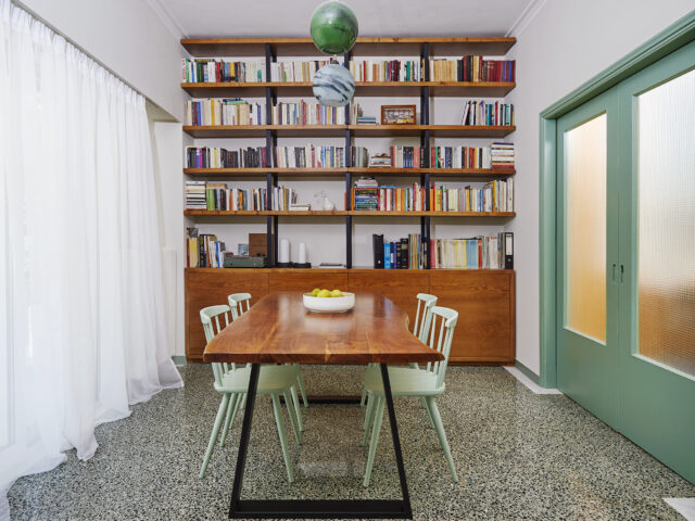 Μια κατοικία στα Πετράλωνα, εμπνευσμένη από την παλέτα του Wes Anderson
