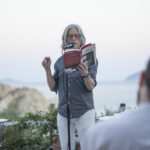 Το Αϊλήν Μάιλς από την Ανάφη στη Ριβιέρα για να διαβάσει τα ποιήματά του