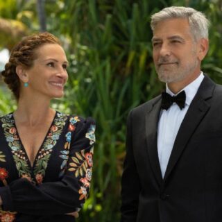 O Τζορτζ Κλούνεϊ και η Τζούλια Ρόμπερτς δίνουν το φιλί της ζωής στις ρομαντικές κωμωδίες στο Εισιτήριο για τον Παράδεισο