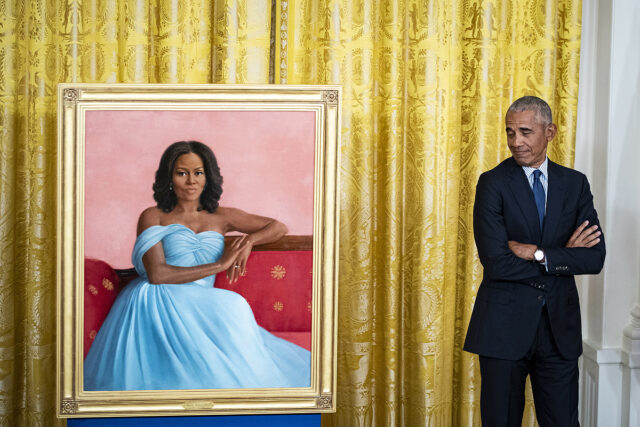 Στον Λευκό Οίκο για την παρουσίαση των πορτρέτων τους ο Μπαράκ και η Μισέλ Ομπάμα