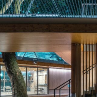 The Tree House: Ένα ξύλινο περίπτερο στο Λονδίνο, φτιαγμένο για την κοινότητα, γύρω από τον πλάτανο