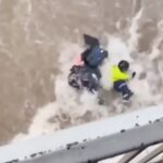 Εικόνες ντροπής: Διανομέας στη Θεσσαλονίκη παρασύρεται από ορμητικά νερά