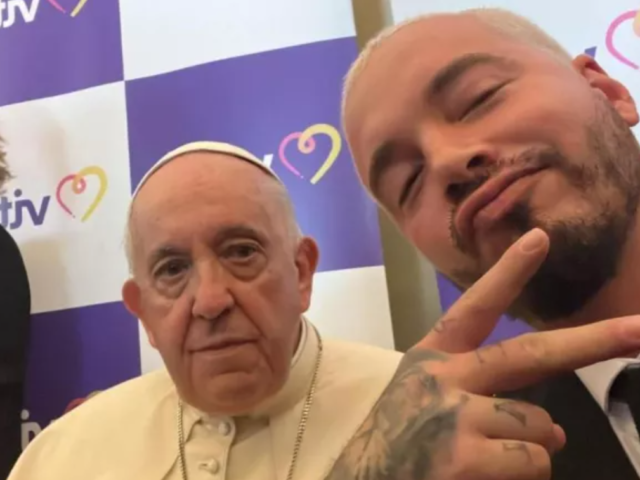 Ο J Balvin έβγαλε selfie με τον Πάπα Φραγκίσκο