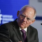 Σόιμπλε: «Αν κρυώνετε, μην γκρινιάζετε, φορέστε ένα ή δύο πουλόβερ»