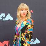 Η Τέιλορ Σουίφτ μεταμορφώνεται σε Σταχτοπούτα στο βίντεο του νέου της τραγουδιού «Bejeweled»