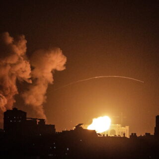 Χτυπήθηκε πλοίο από πύραυλο στα ανοιχτά της Υεμένης