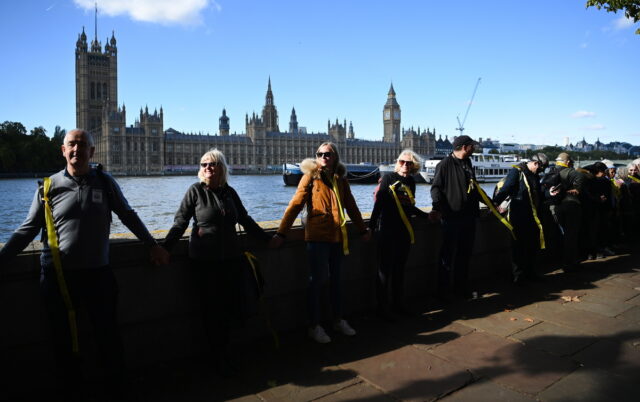 Μια ανθρώπινη αλυσίδα στο Λονδίνο, κατά της έκδοσης του Τζούλιαν Ασάνζ στις ΗΠΑ