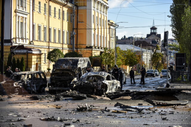 Ρωσικοί βομβαρδισμοί στο Κίεβο – Τρεις νεκροί και διακοπή νερού και ρεύματος