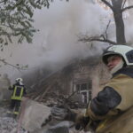 Ρωσικός πύραυλος έπληξε πολυκατοικία στην πόλη Μικολάιφ – Ένας νεκρός