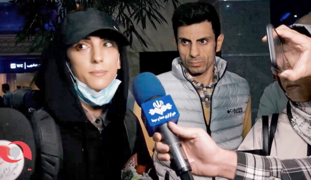 Η Ιρανή αθλήτρια Ελνάζ Ρεκαμπί επέστρεψε στην Τεχεράνη – Την υποδέχθηκαν υποστηρικτές της