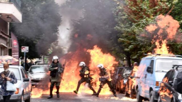 Σεπόλια: Μαζική πορεία για την υπόθεση μαστροπείας και βιασμού της 12χρονης – Ένταση με χημικά από την αστυνομία