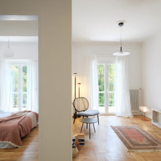 Το aphe architecture studio ανακαίνισε ένα διαμέρισμα, ενσωματώνοντας στον χώρο στοιχεία που ανασύρουν μνήμες